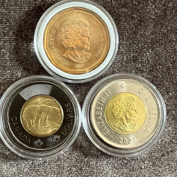 2022 UNC Black $2 Coin & Hockey Summit $2 Coin and 2005 Terry Fox $1 Coin - Picture 2 of 2